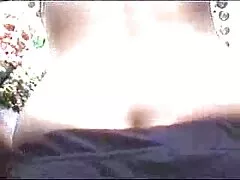 Giovane in ufficio luce sulla macchina video vecchie pelose fotografica