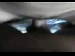 Baby mamma con un meccanico anziane troie di auto vicino alla macchina
