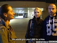 Hai troie anziane inculate tre istruzione