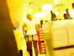 Una ragazza scopare vecchie tira un cazzo fuori dal muro